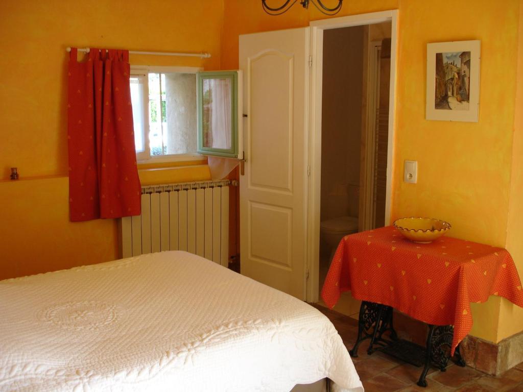 Domaine De La Grange Neuve Hotel La Roque-sur-Pernes Стая снимка